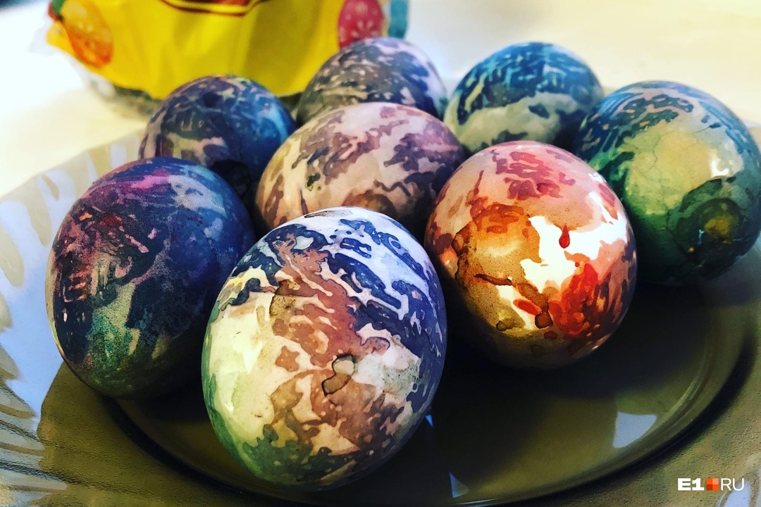 Еще одна популярная раскраска яиц — в космическом стиле. Каждое яйцо как планета