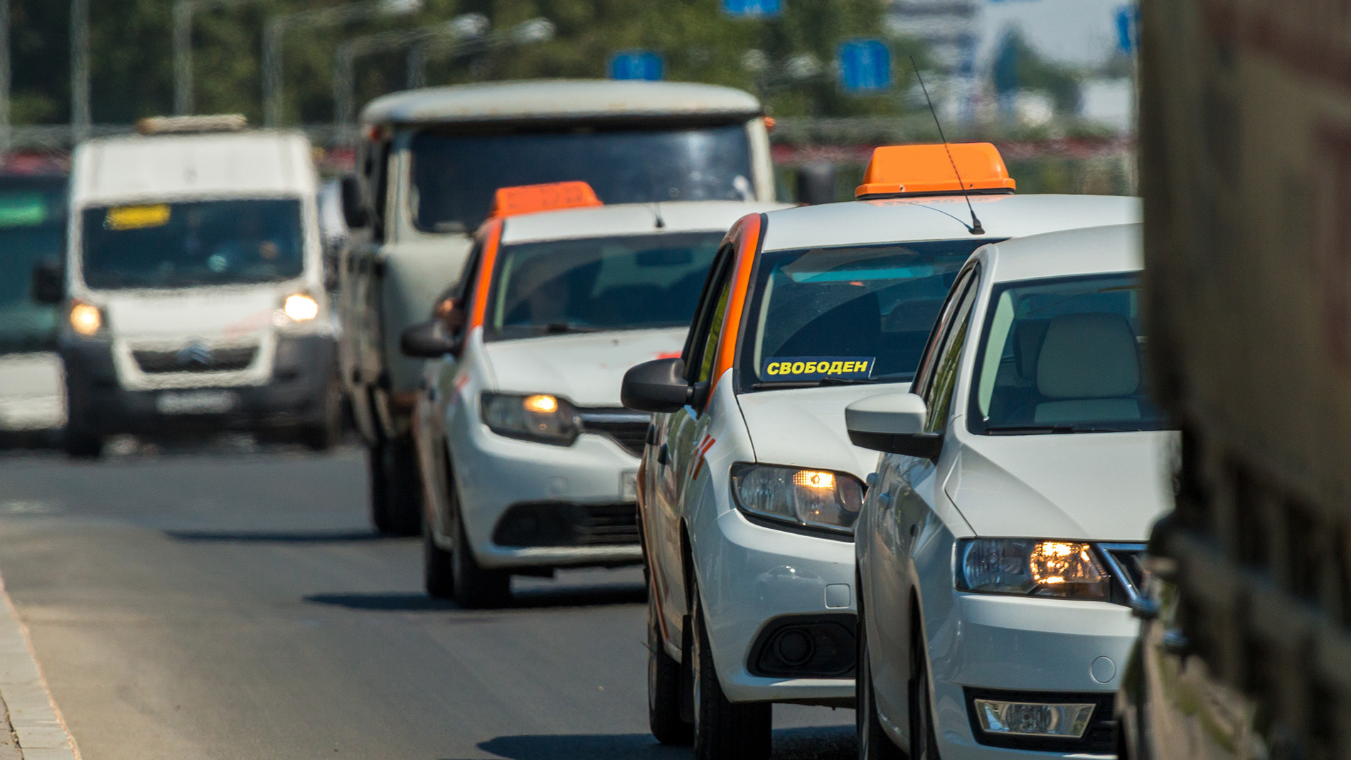 АВТОВАЗ попросил пересадить таксистов на российские автомобили