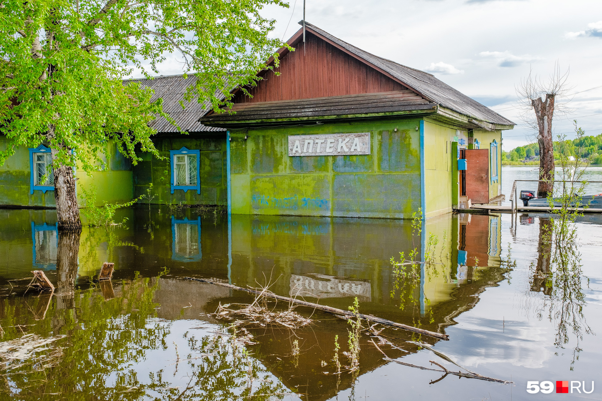 В воде и местные магазинчики В воде и местные магазинчики