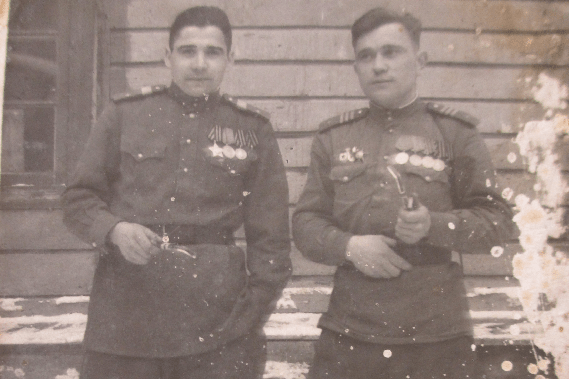 На этом фото Бойченко и его товарищ на зимнем отдыхе. На плечах сержантские погоны, на груди — орден Славы и три медали, в руке — трубка