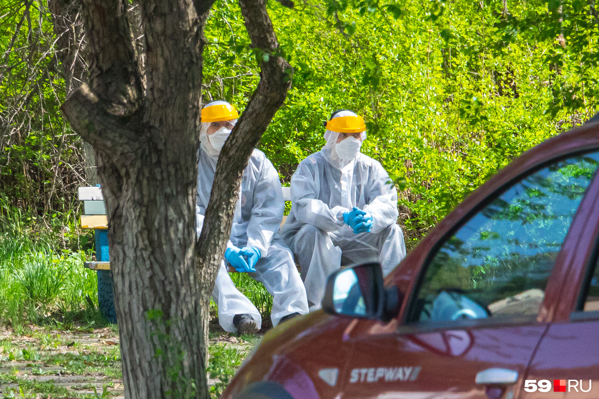 Во дворе обсерватора — в защитном костюме Во дворе обсерватора — в защитном костюме