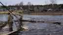 «Всё своими силами»: жители посёлка в Верхнетоемском районе борются за мост, разрушающийся паводком