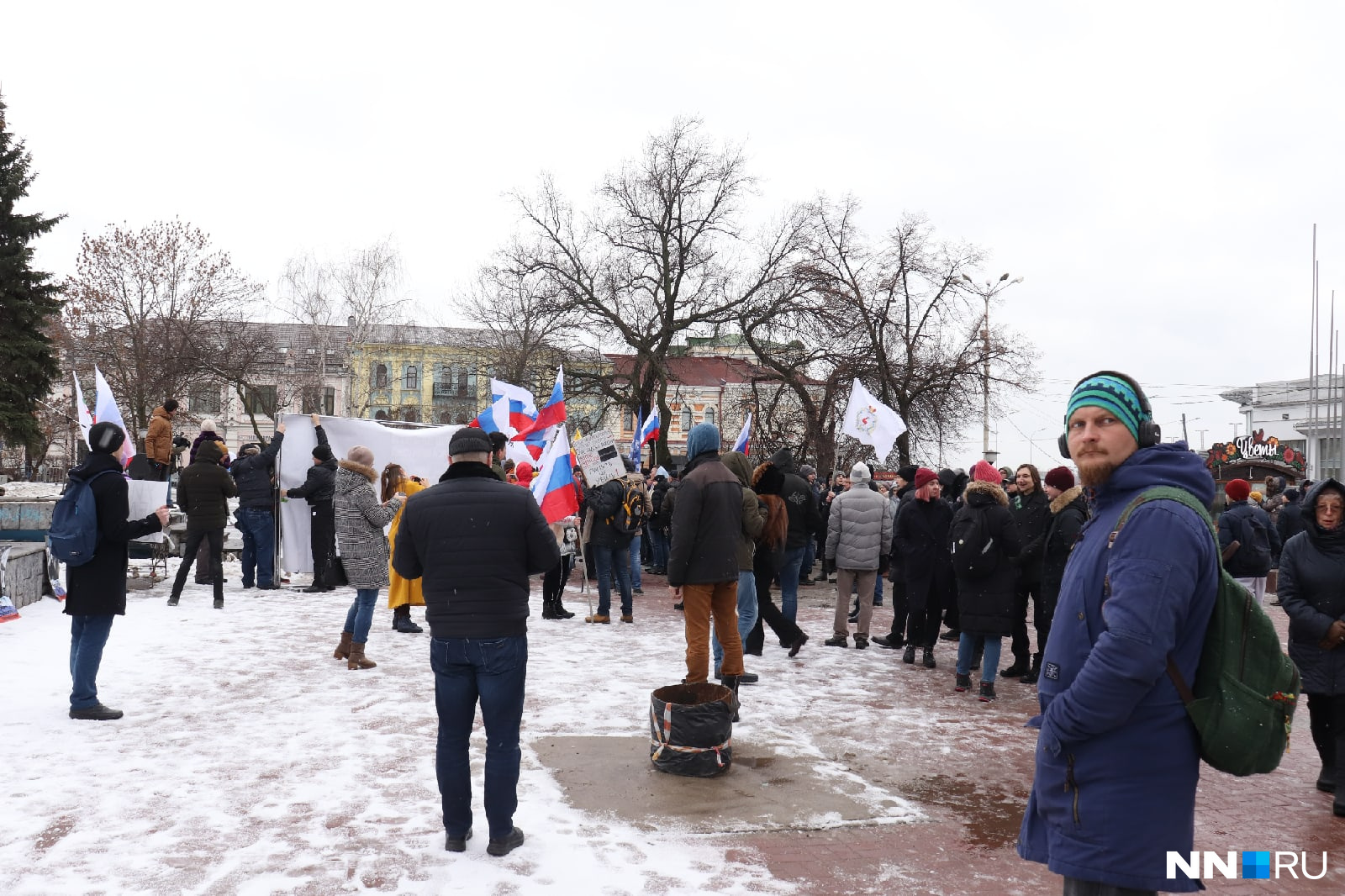 На митинге собралось несколько десятков человек На митинге собралось несколько десятков человек