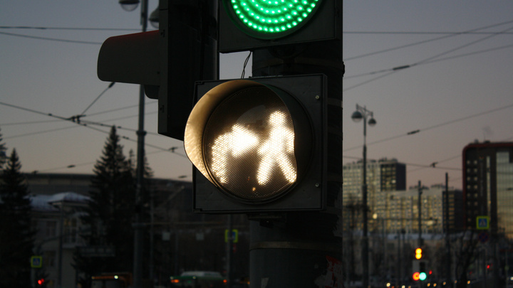В центре Екатеринбурга установили светофоры, предупреждающие водителей о пешеходах