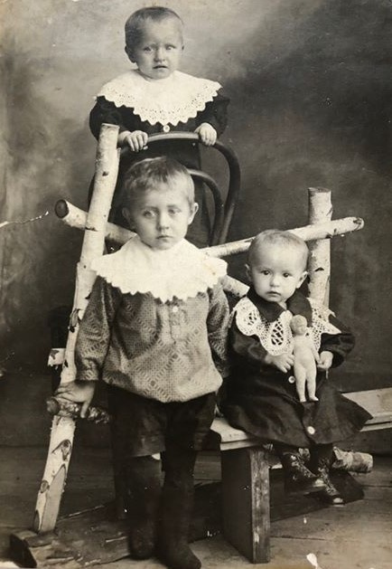 А вот ретро-фотографии детей в кружевных воротничках. Год определить не удалось<br> А вот ретро-фотографии детей в кружевных воротничках. Год определить не удалось<br>