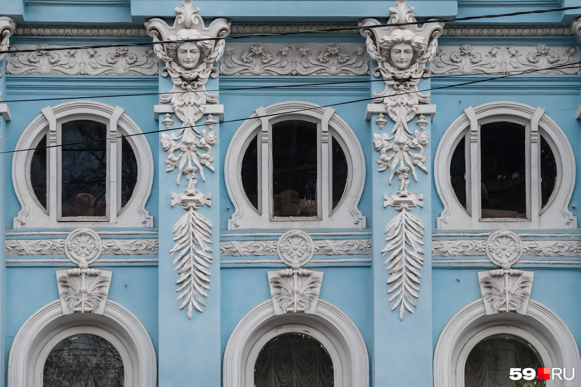 Лица на фасаде дома сделаны с портретов жены и дочери Грибушина