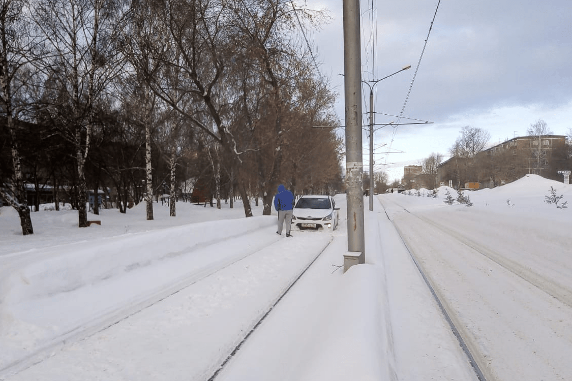 На остановке «Дом радио» на улице Вертковской водитель седана застрял на трамвайных путях