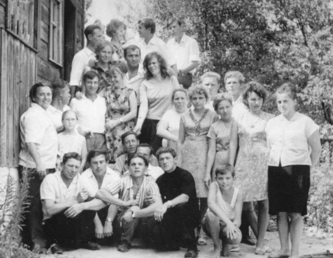 Братья и сестры Деревские у материнского порога в 1972 году Братья и сестры Деревские у материнского порога в 1972 году