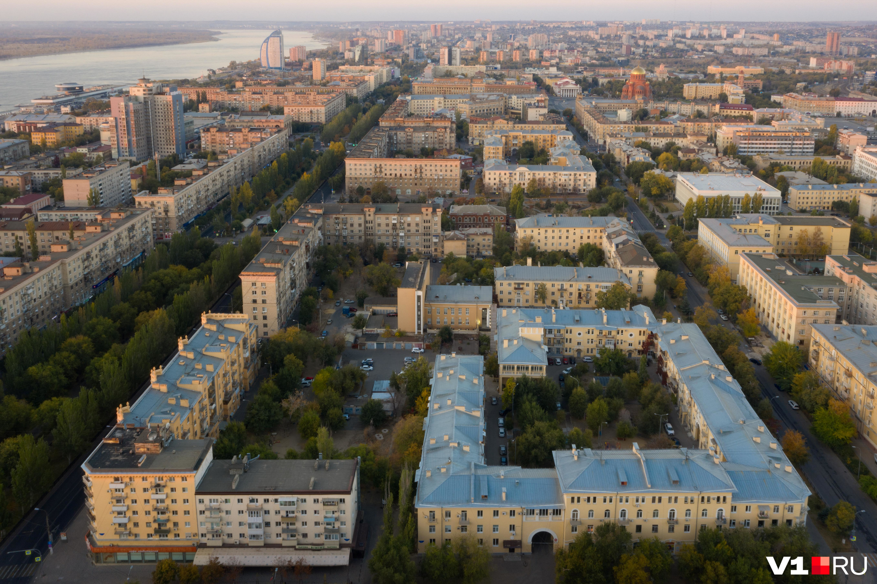 Большая часть деревьев ещё зелёная Большая часть деревьев ещё зелёная
