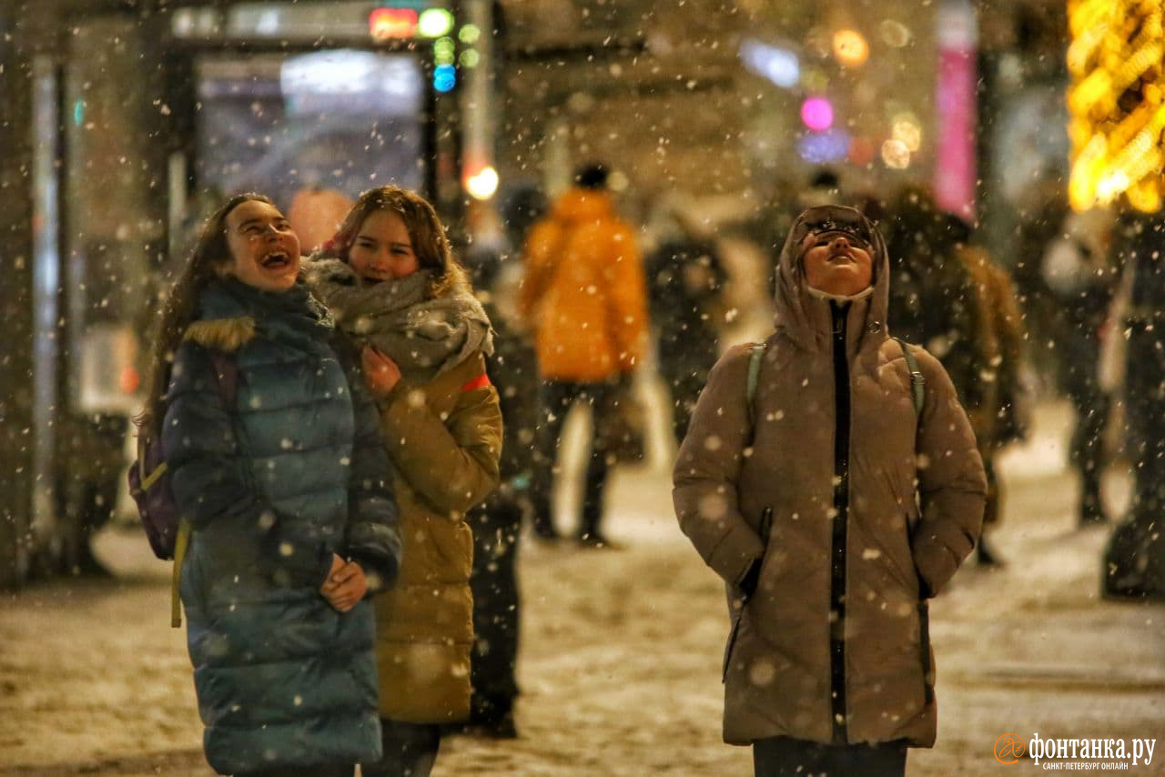 Вирус гуляет. Покажи снегопад в Питере. На канале в Питере Снежное одеяло. Кто идёт гулять в Москве?.