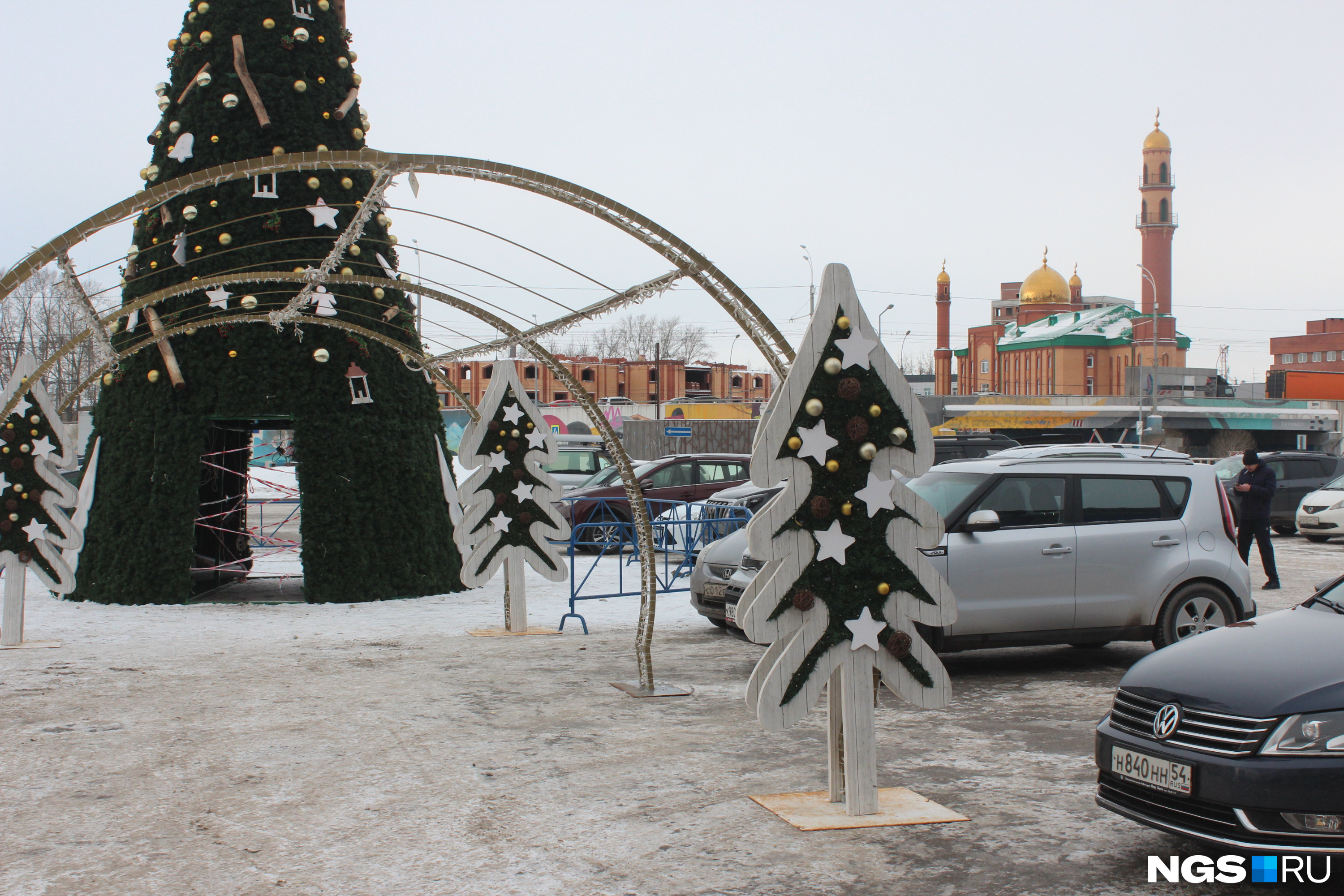 Новогодняя композиция на парковке перед ТЦ «МЕГА»