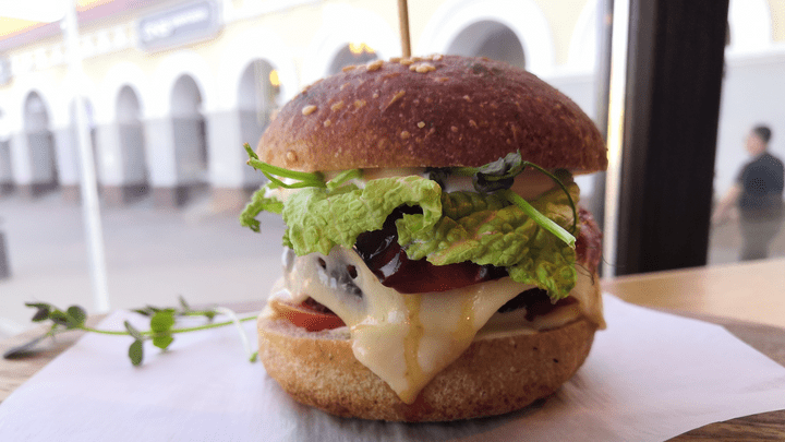 Невероятный бургер без мяса и хитрости бариста: тестируем новое кафе для вегетарианцев в Уфе