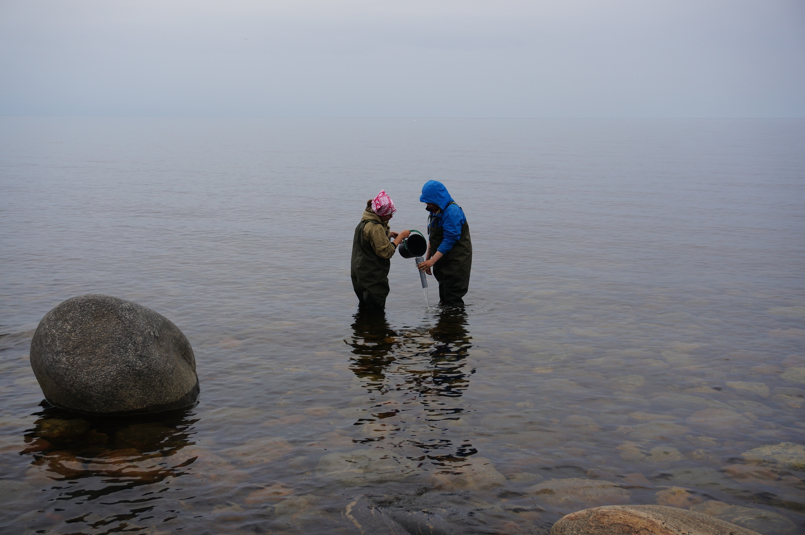 Девушки ежедневно берут в море пробы воды, чтобы исследовать их на микропластик