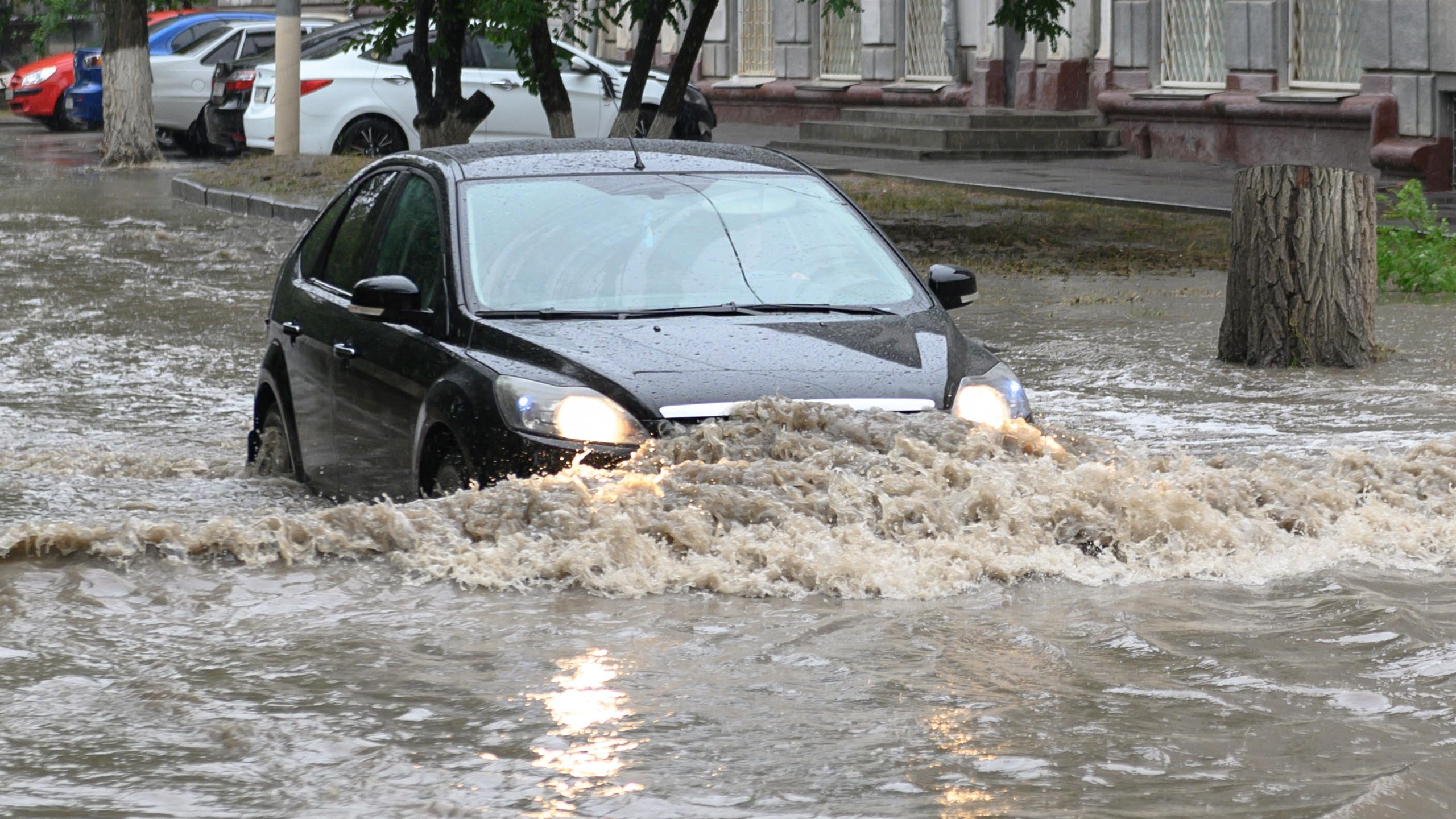 Машина в ливень