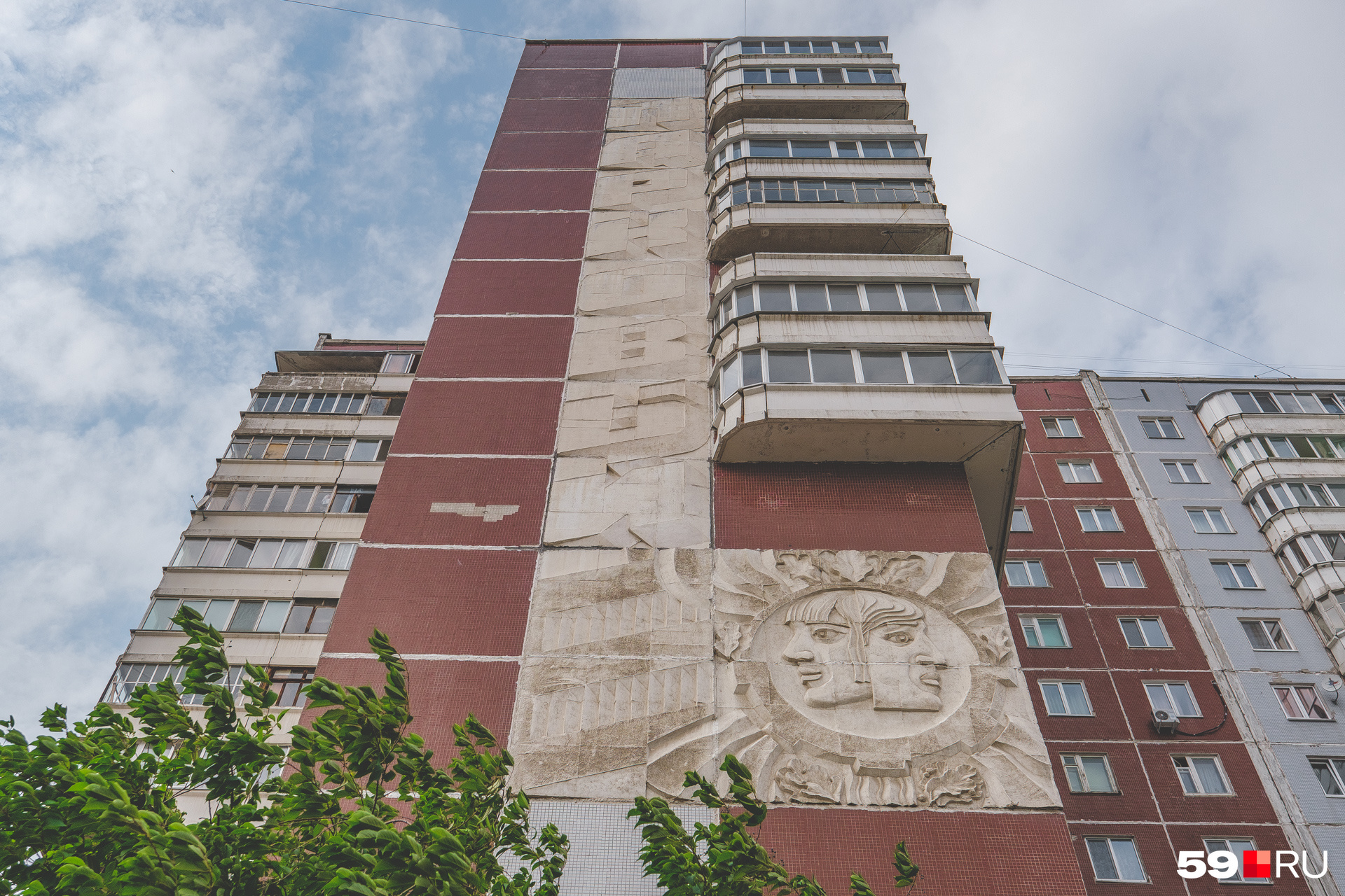 Рельефы на фасадах домов на Парковом и в Закамске сделаны во время отливки стен на заводе