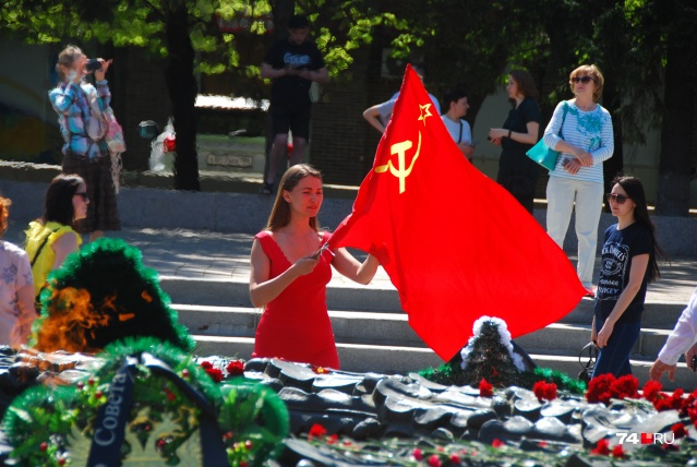 Почтить память павших в боях к Вечному огню пришли со знамёнами. Интересно, девушка платье в цвет подбирала? Почтить память павших в боях к Вечному огню пришли со знамёнами. Интересно, девушка платье в цвет подбирала?