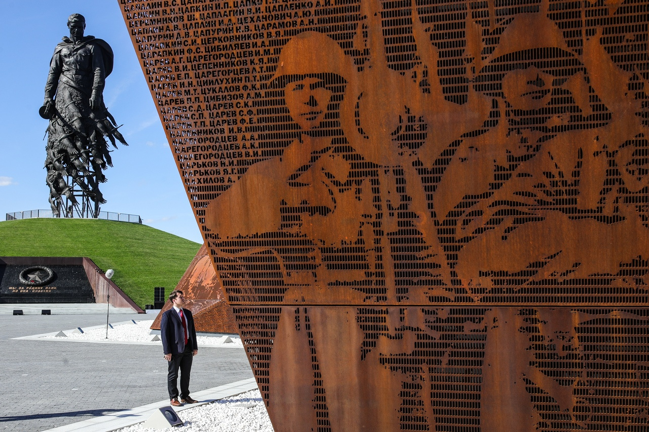 У подножия кургана, на котором стоит монумент, — вторая часть мемориала: здесь выбиты тысячи имен солдат 