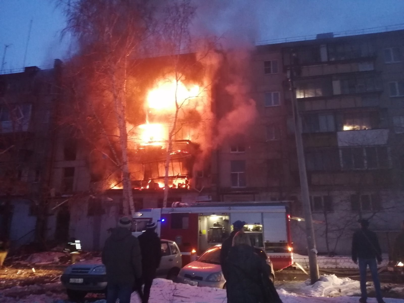 Из горящих и соседних квартир спасли 25 взрослых и 6 детей