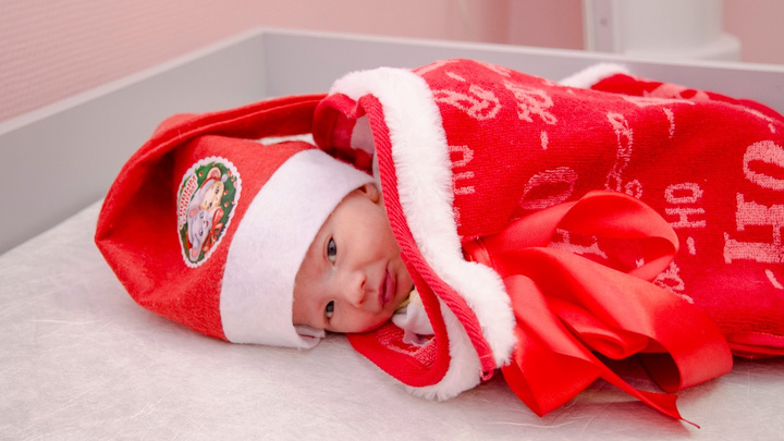 В роддомах Екатеринбурга начнут наряжать младенцев в костюм Деда Мороза