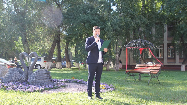 С ведущим и депутатами: в Кемерово торжественно открыли лавочку