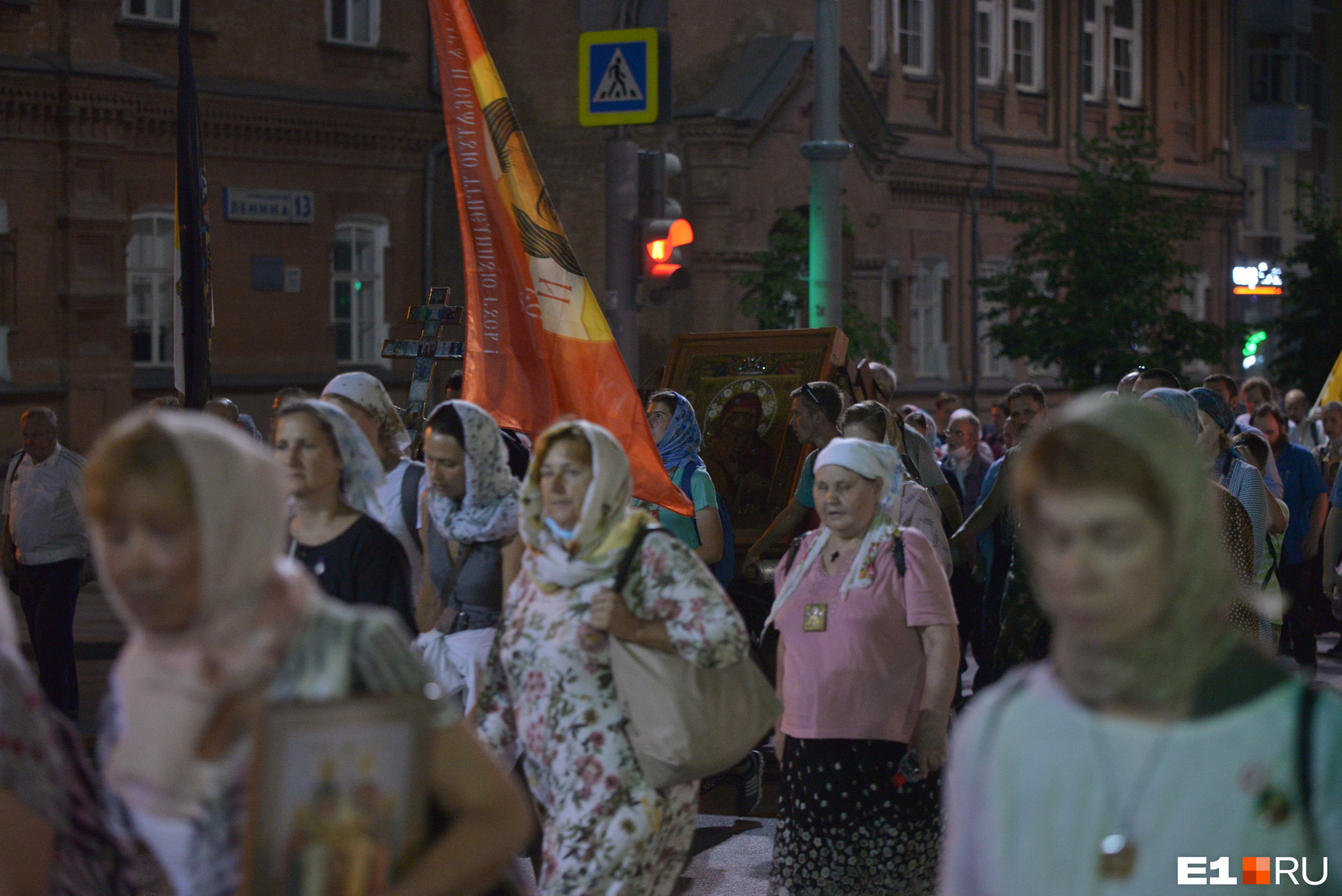 Два крестных. Два крестных. Крещение близнецов. Два крестных. Крещение близнецов.