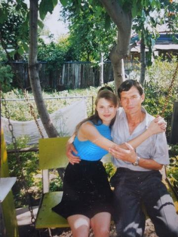 Этот снимок сделан в 1998 году, когда Анне было 16 лет. Её отца Валерия нет в живых уже 10 лет. Анна вспоминает, что папа был добрый, нежный и внимательный<br><br>