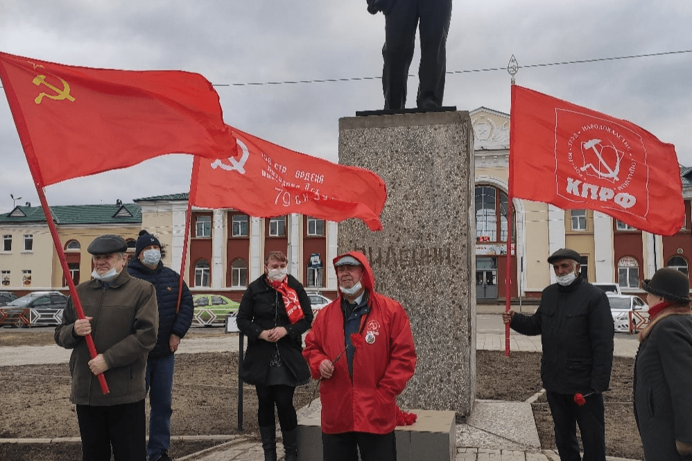 8 человек в Котласе вышли к памятнику Ленину