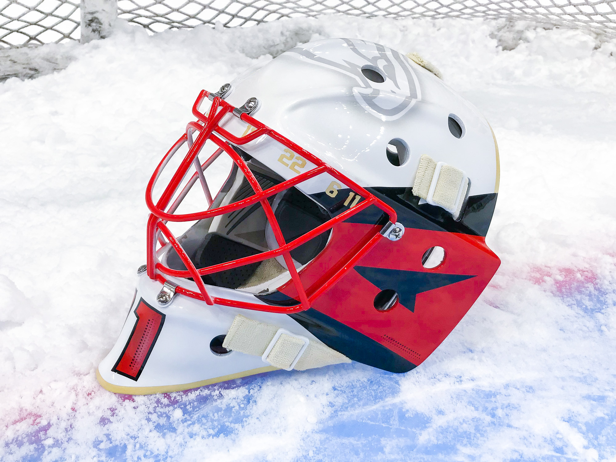 Цифры на шлеме символизируют семью хоккеиста