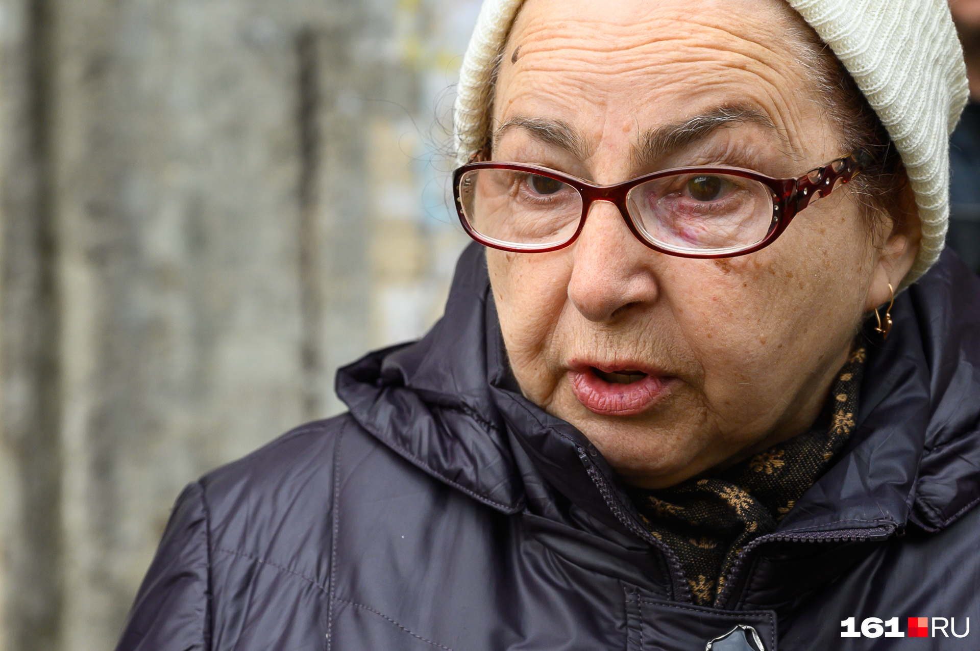Элеонора Сергиенко — заслуженный ветеран труда. Пенсионерка считает, что власти унижают их, заставляя на старости оказаться на улице