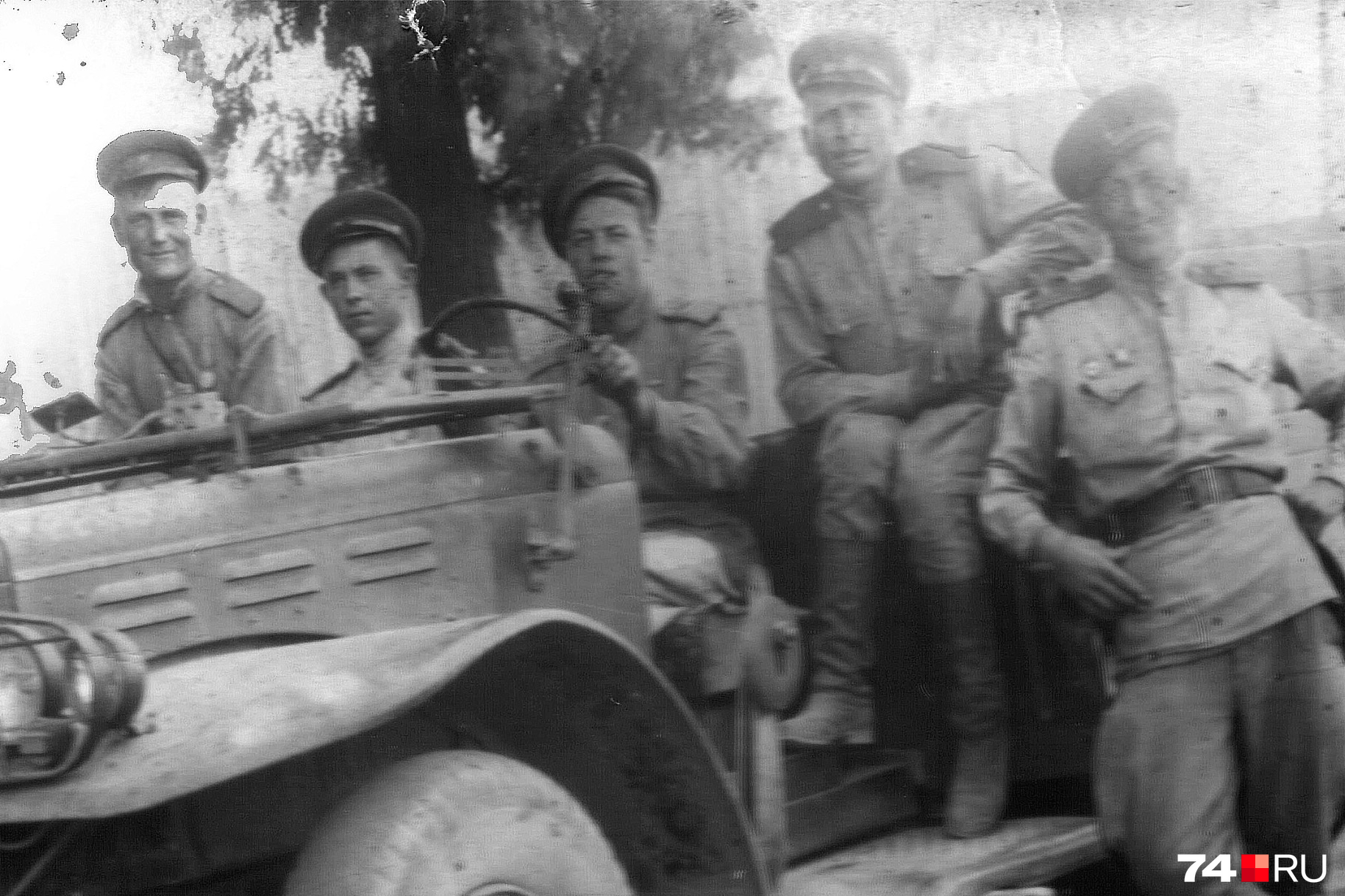 Николаю Костырину на момент съёмок было около 20 лет. Кажется, он на этом фото самый молодой Николаю Костырину на момент съёмок было около 20 лет. Кажется, он на этом фото самый молодой