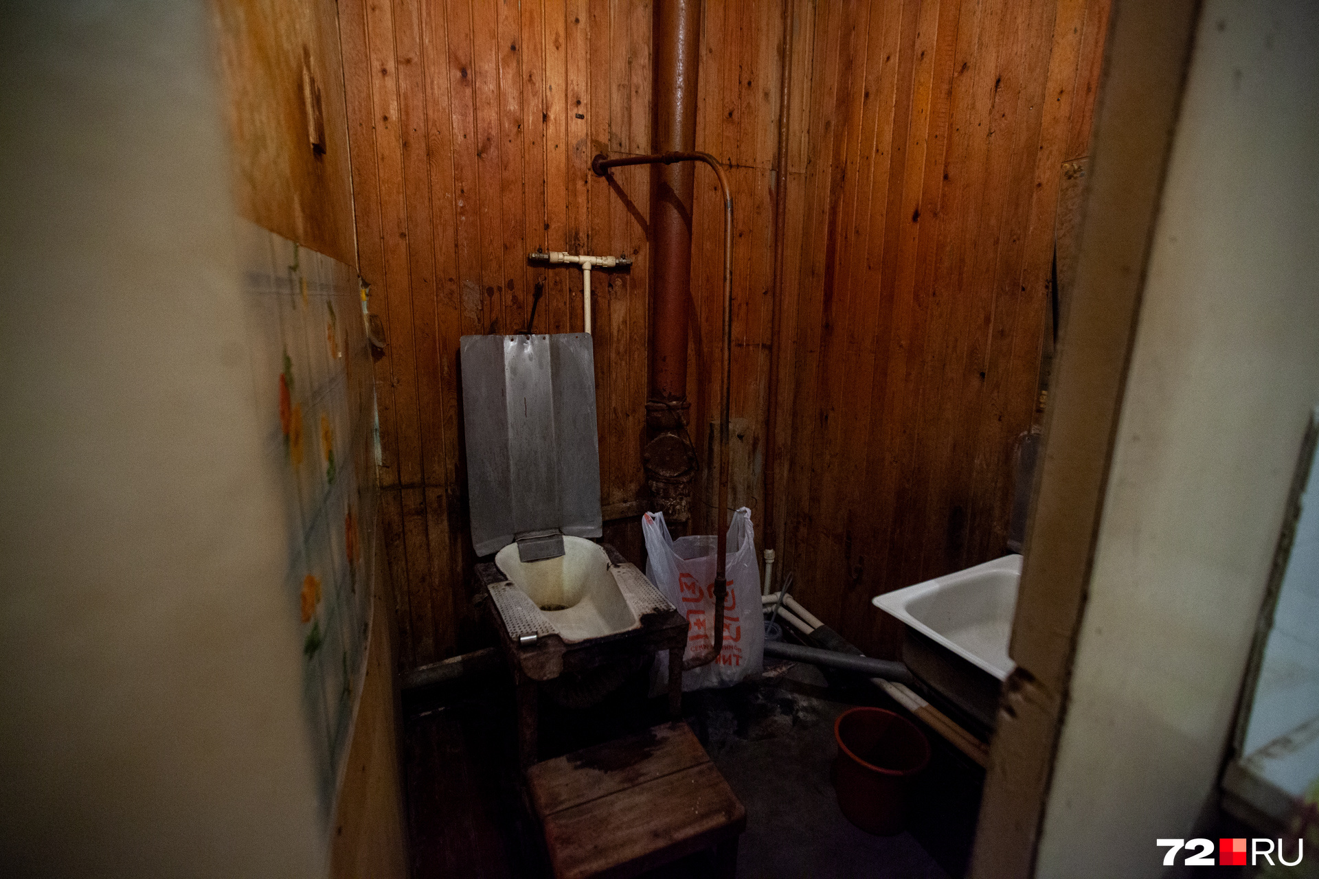 А так выглядит санузел в доме, где 79-летней маме Рамзии выделили квартиру