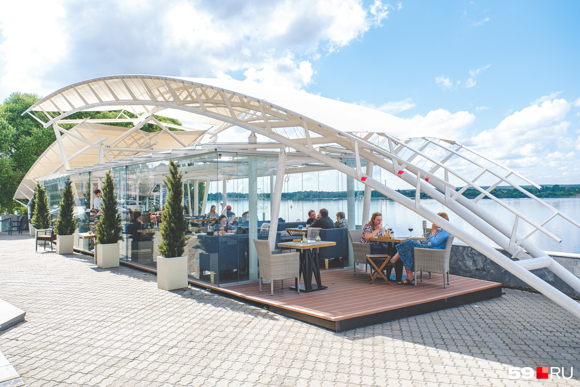 Летник ресторанов «Чайка Zaza» и «Портофино» расположен на берегу Камы — в районе Перми I