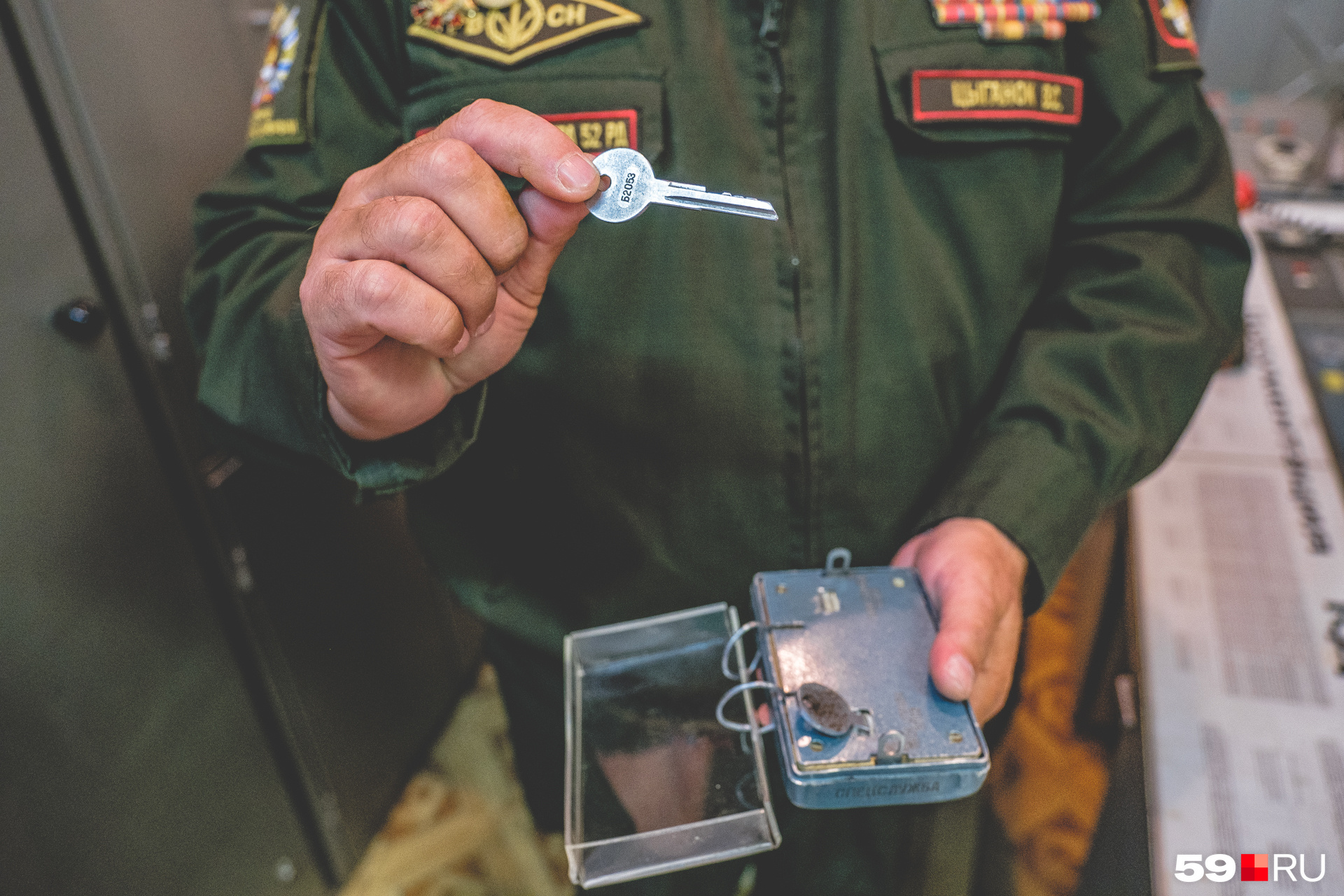 Стартовый ключ для установки более позднего поколения напоминает обычный, от кабинета или шкафа Стартовый ключ для установки более позднего поколения напоминает обычный, от кабинета или шкафа