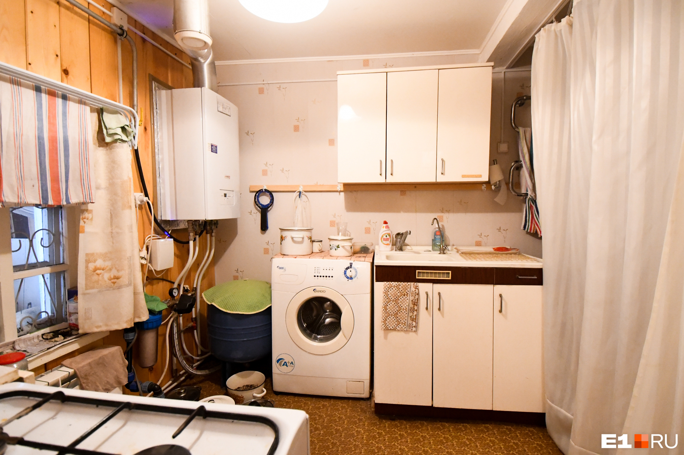 Отопление и плита в доме газовые, но на стиральную машину и скважину энергии хватает