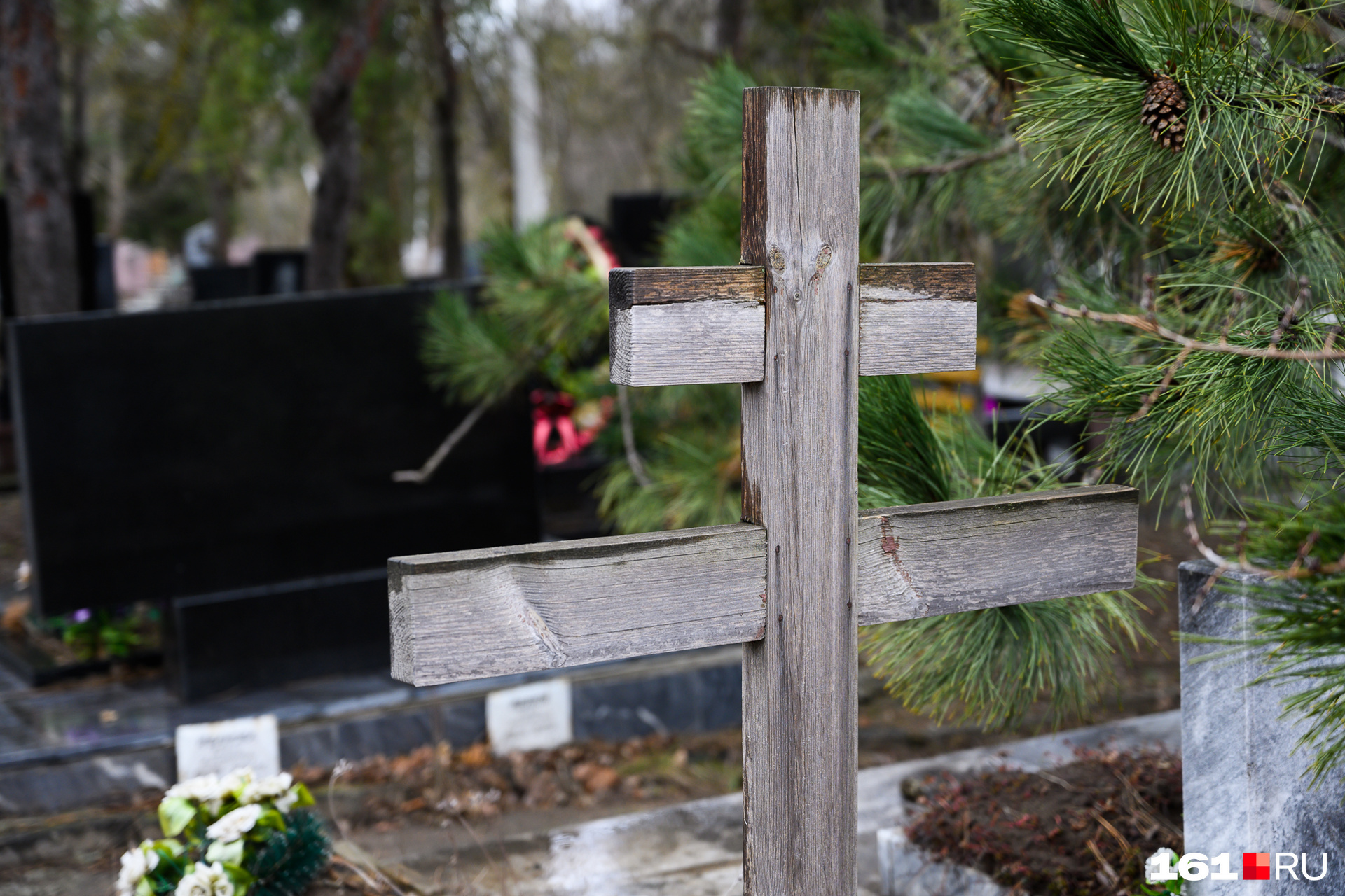 Деревянный крест на кладбище. Русское кладбище. Украинские кладбища.