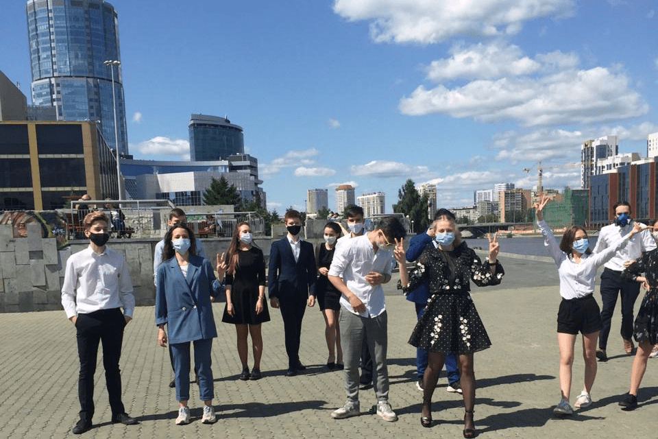Выпускники надели маски по требованию полицейских