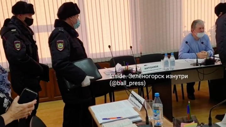 Глава Зеленогорска вызвал полицию депутату, отказавшемуся надеть маску на заседании