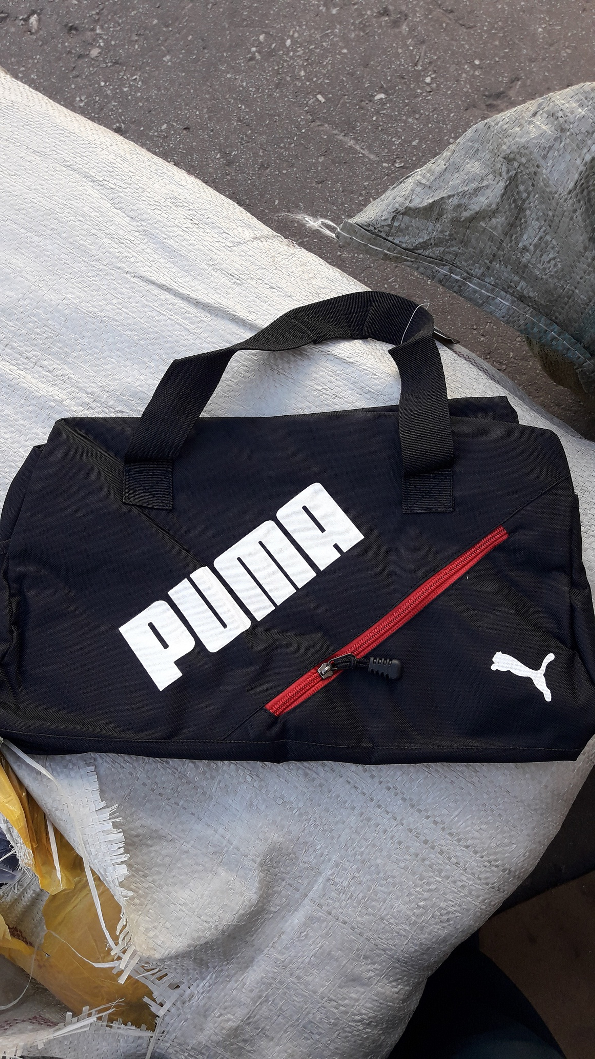 Контрафактная спортивная сумка — на первый взгляд и не отличишь от оригинала