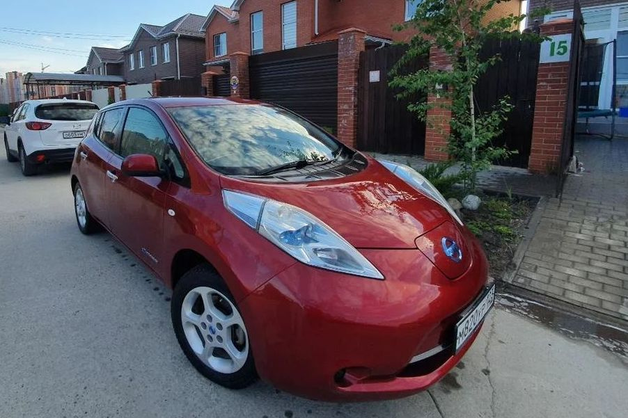 Nissan Leaf имел спорный дизайн, но, в отличие от многих электромобилей, был не фриковатой повозкой, а полноценным семейным транспортом