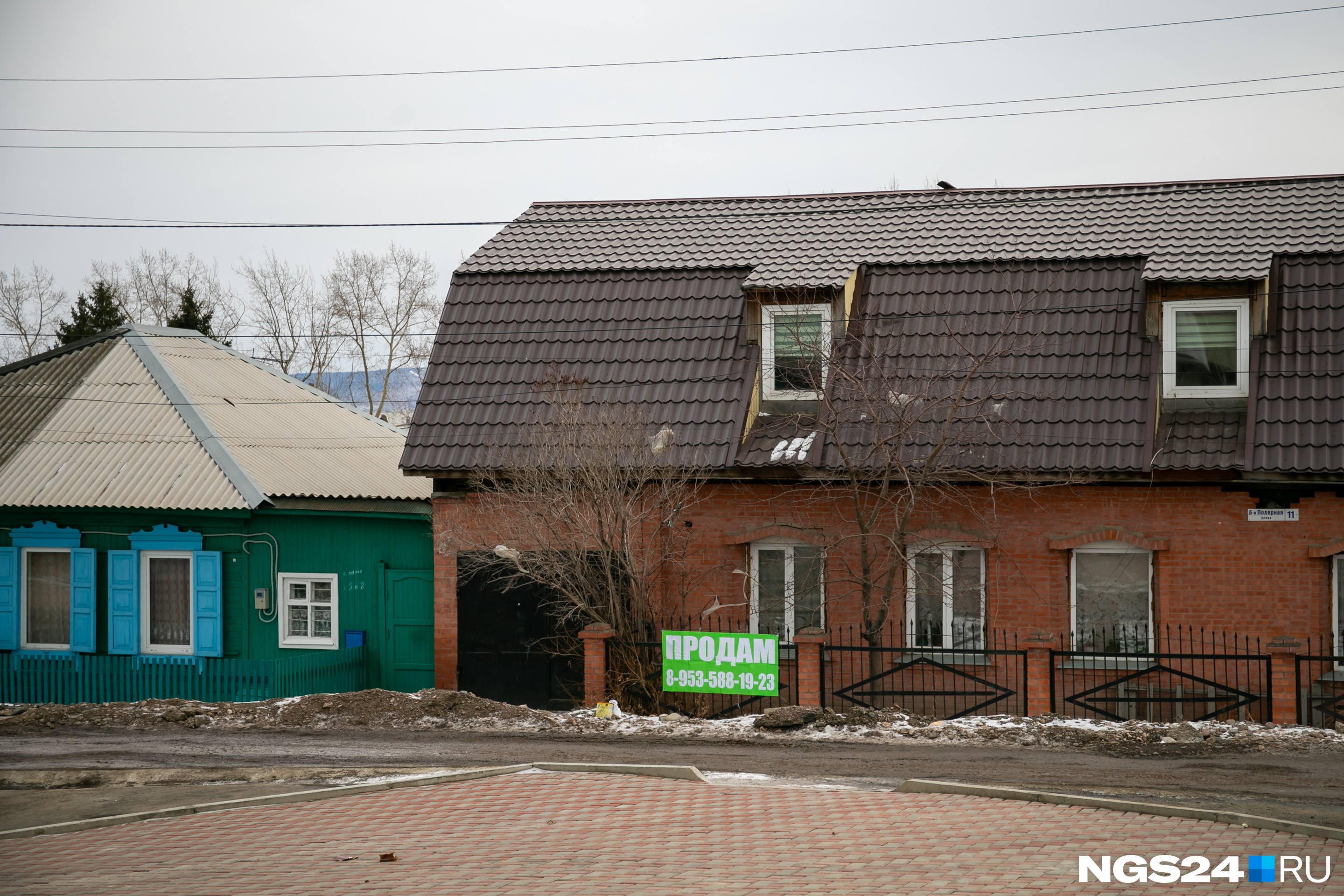 Объявления о продаже можно найти как на частных домах, так и в окнах новостроек Объявления о продаже можно найти как на частных домах, так и в окнах новостроек