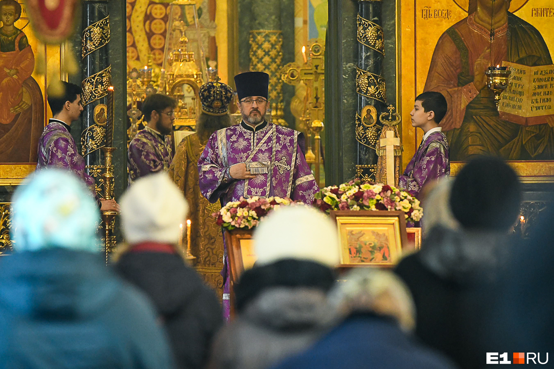 В храмах в выходные по-прежнему много народу