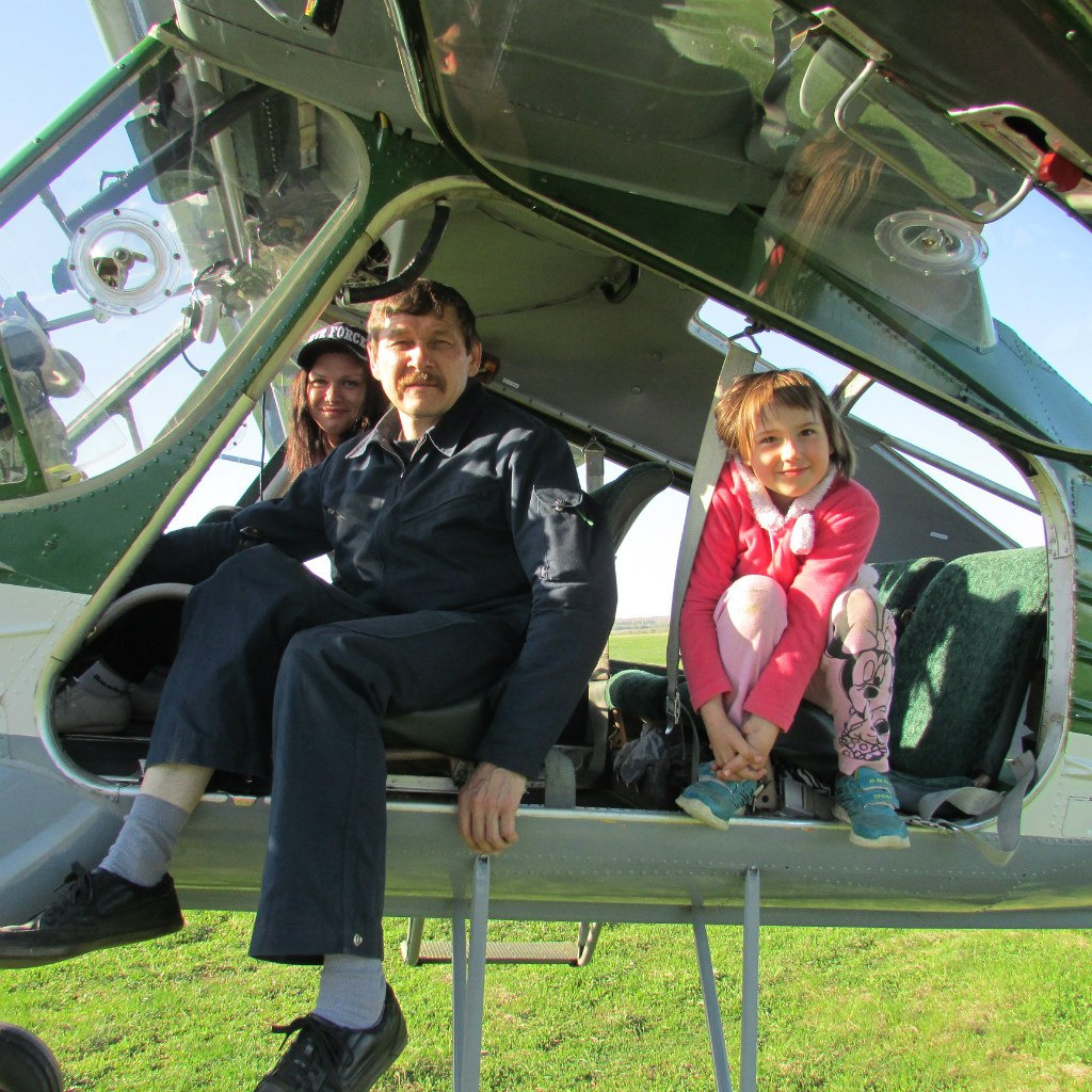 На аэродроме с летчиком и мамой на самолете «Вильга»