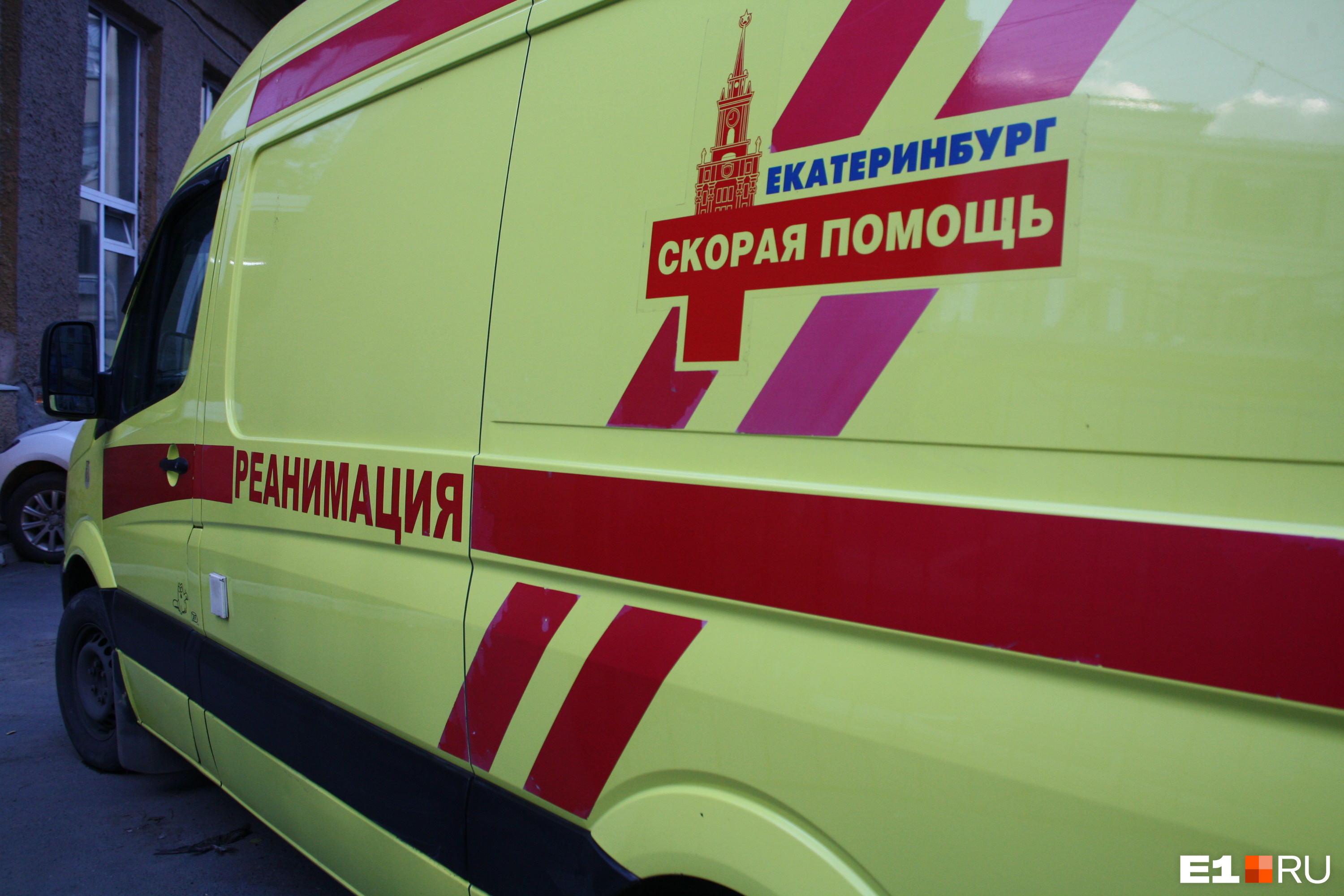В Екатеринбурге шесть рабочих задохнулись в колодце. Они пытались откачать воду