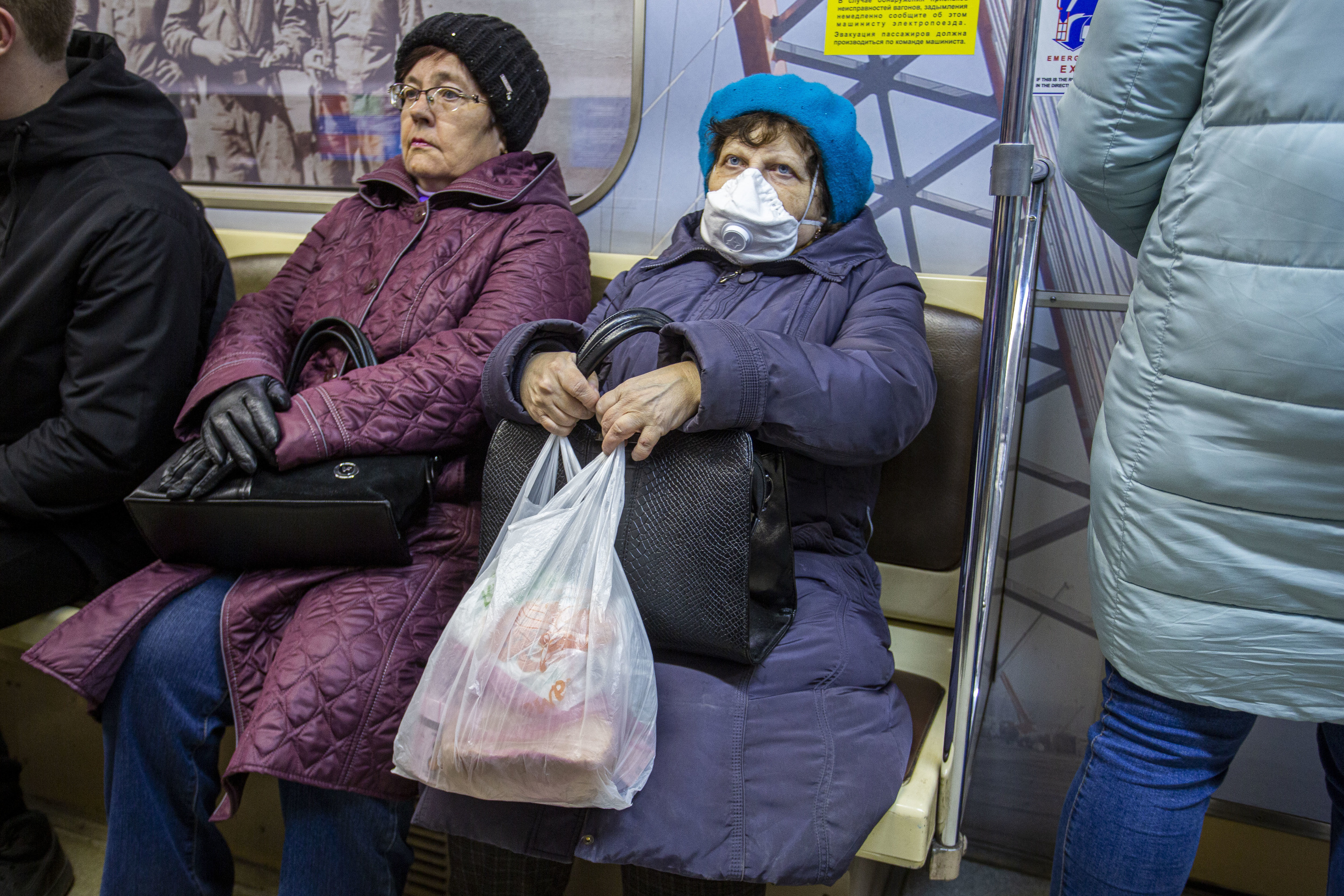 Женщины, видимо, более сознательны в этом плане и защищаются более надежными, чем маски, респираторами