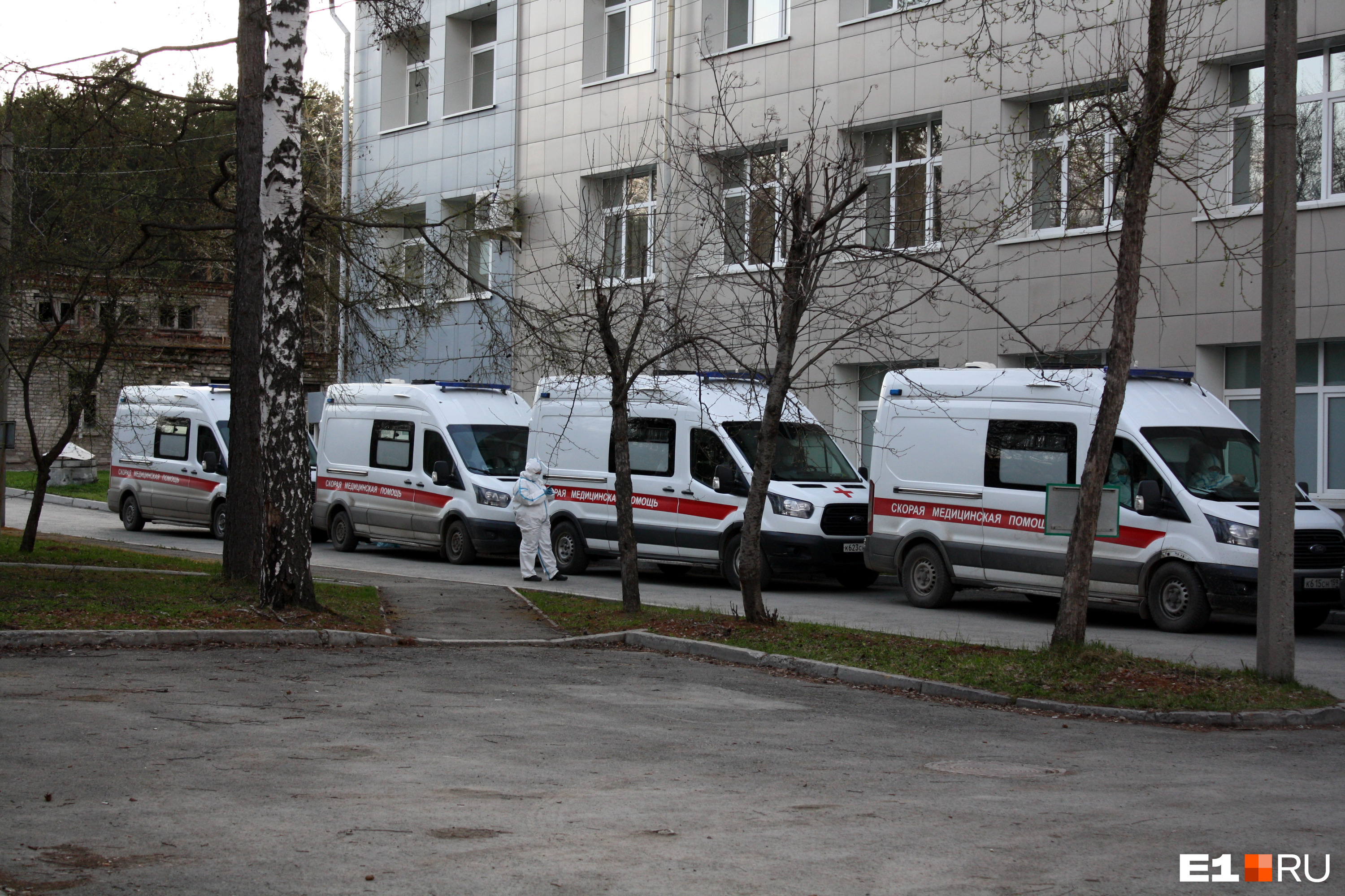В первые недели пандемии у главных «ковидных» больниц скапливались очереди из скорых, но на станции быстро модернизировали бюро госпитализации, и проблему удалось решить