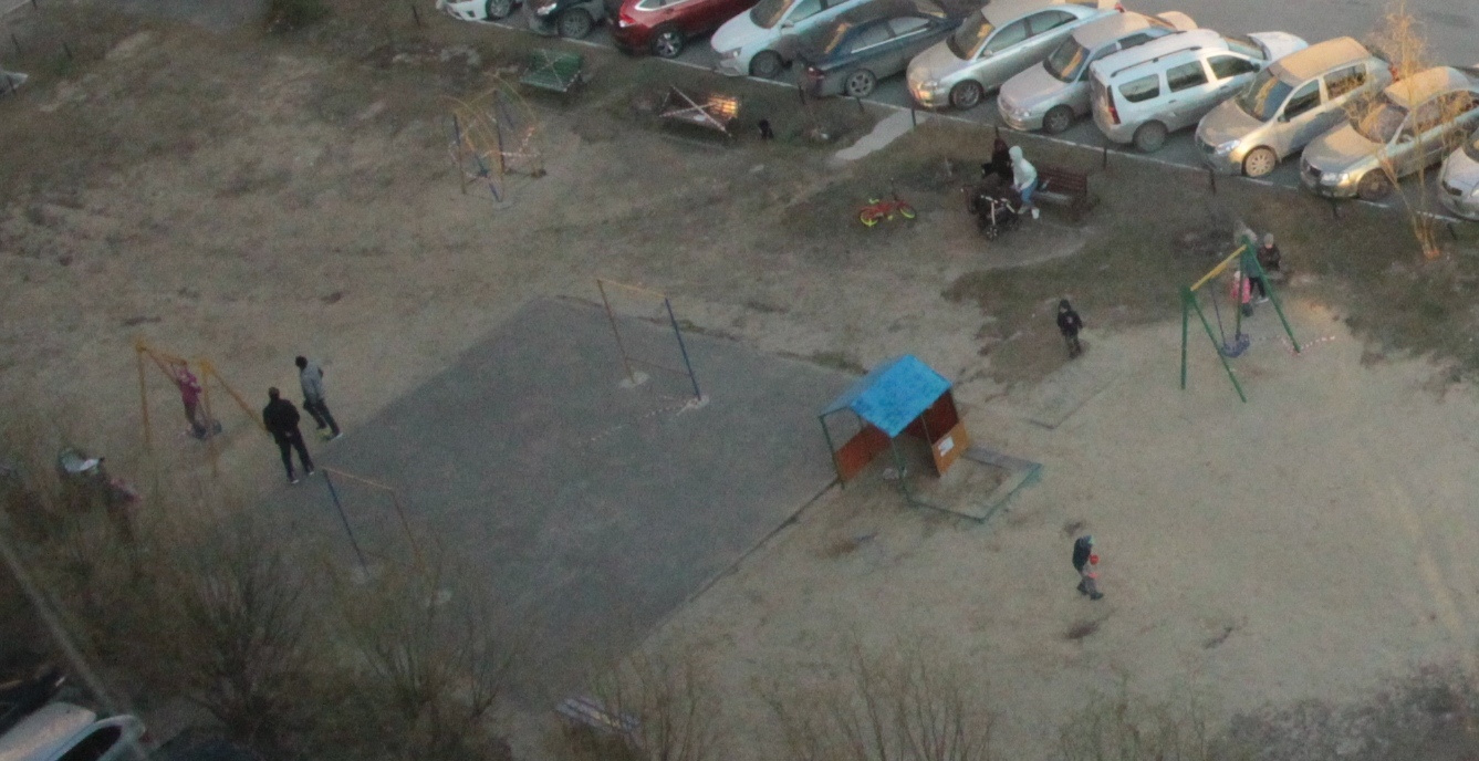 В выходные тюменцы гуляли на детских площадках. На ленты, которыми управляющие компании перекрывали доступ, уже никто не обращает внимания