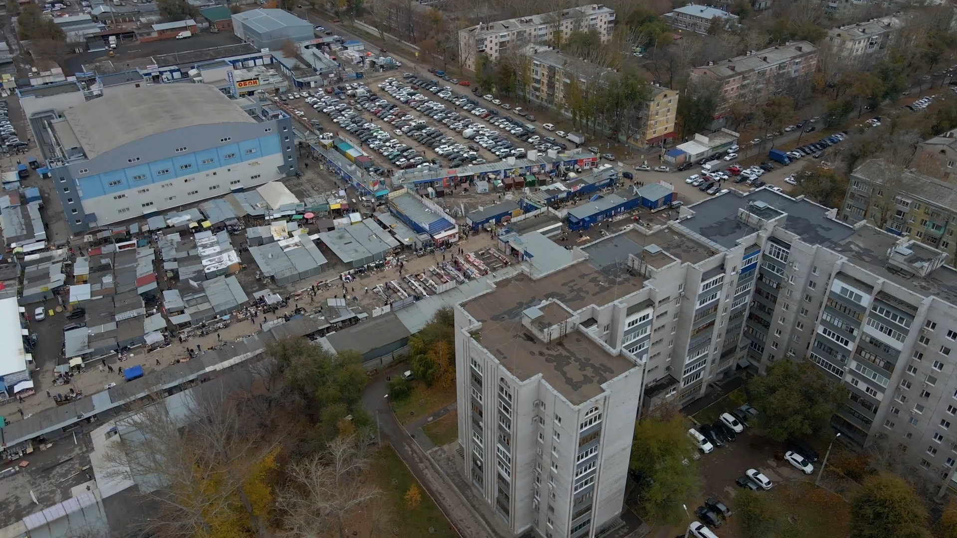 Часть рынка переехала в ТЦ Часть рынка переехала в ТЦ