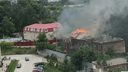 Заброшенный дом загорелся недалеко от Закаменского — огонь прорвался на крышу