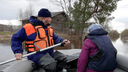 Спасатели МЧС помогли жительнице Шенкурского района вернуться домой после паводка. Видео