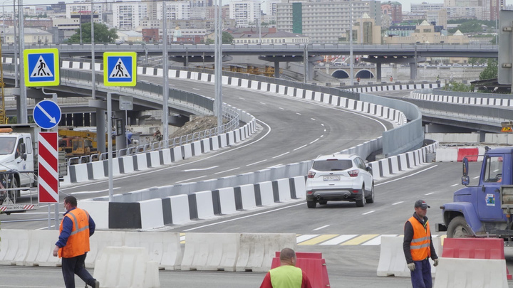 Близится к развязке: новый мост на улице Братьев Кашириных готовят к запуску
